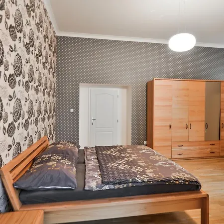 Old Town Square Apt *